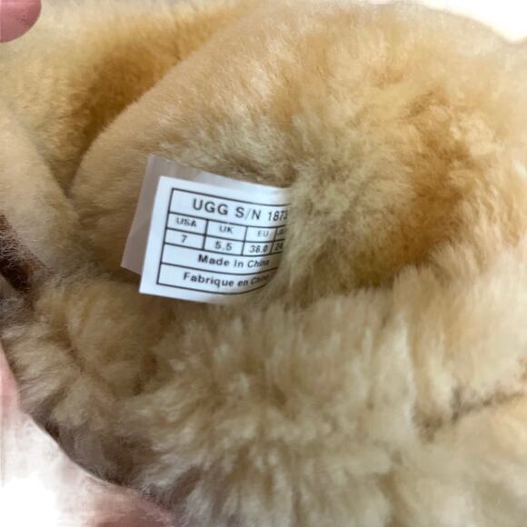 UGG Bailey Triple Button Boot 7 - Picture 5 of 6